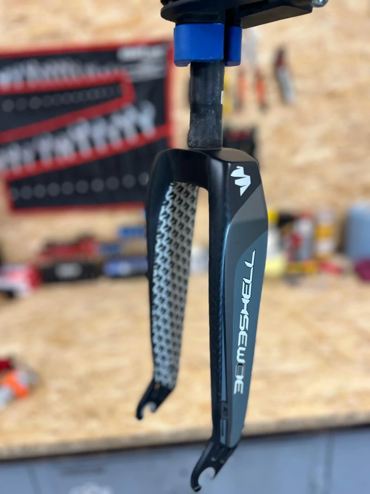 Vidlice F7 Carbon Expert 1-1/8" Bombshell