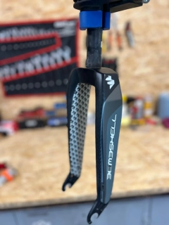 Vidlice F7 Carbon Expert 1-1/8" Bombshell