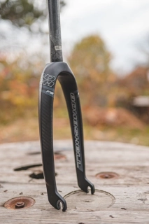 Vidlice F18 Carbon Expert 1-1/8" Bombshell